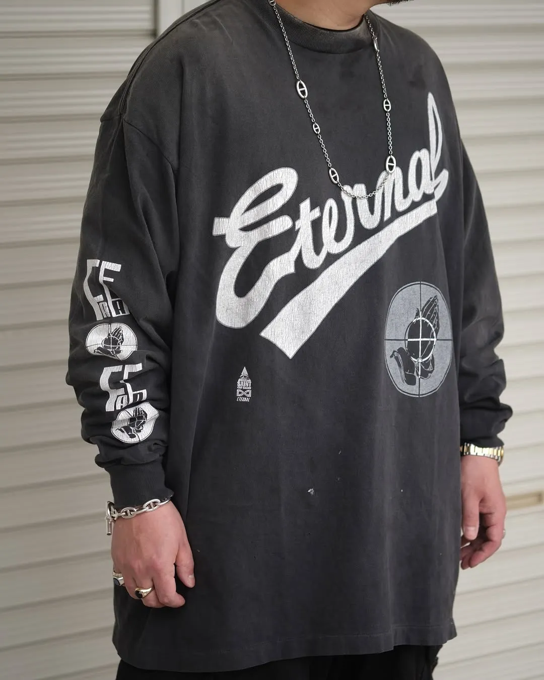 SAINT Mxxxxxx × FEAR OF GOD FG_LS TEE/SNT OF GOD/BLK FOG co-branded model SAINT OF GOD/ETERNAL prayer sight long sleeves, washed black S-XL, this season's major co-branded model, FOG manager JERRY personally carries the goods. The SAINT OF GOD series collaboration has gained quite a lot of buzz. Customized original co-branded SAINT OF GOD main label/washed label. Top-notch printing technology. Using silver sand and cracked pulp on the front and rear panels and heavy washing water to create a natural washed effect of printing, deep restoration